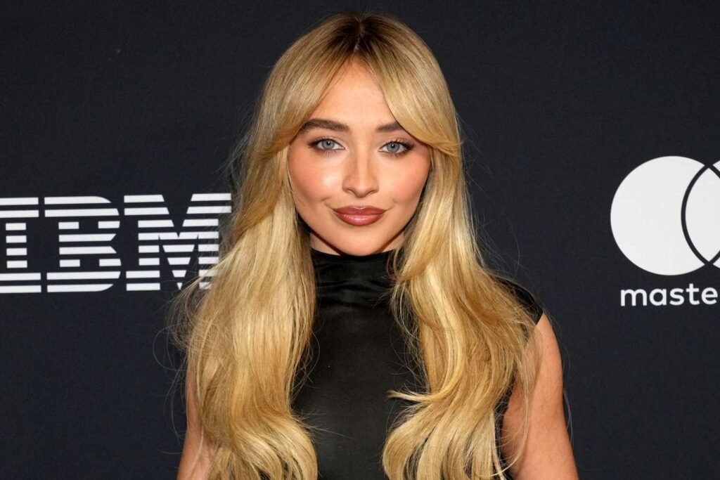 Wie groß ist Sabrina Carpenter? Alles, was Sie wissen müssen Sabrina Carpenter