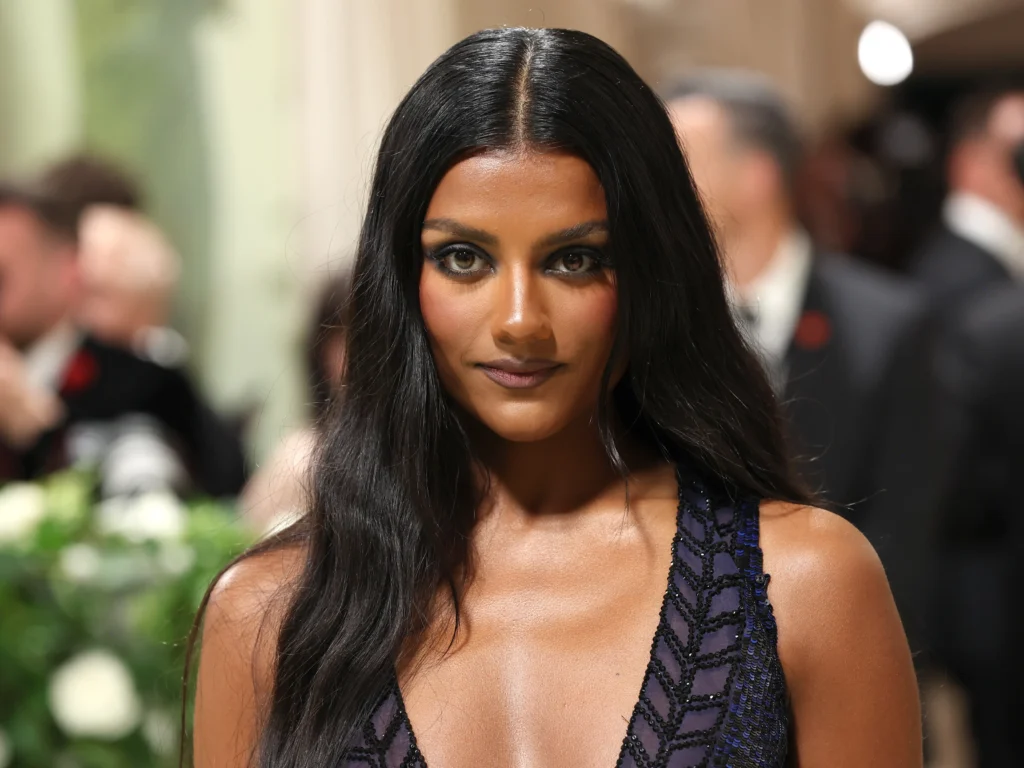 Simone Ashleys neue Rom-Com-Rolle unterscheidet sich trotz einer auffallenden Ähnlichkeit so sehr von Kate Sharma aus Bridgerton simone ashley