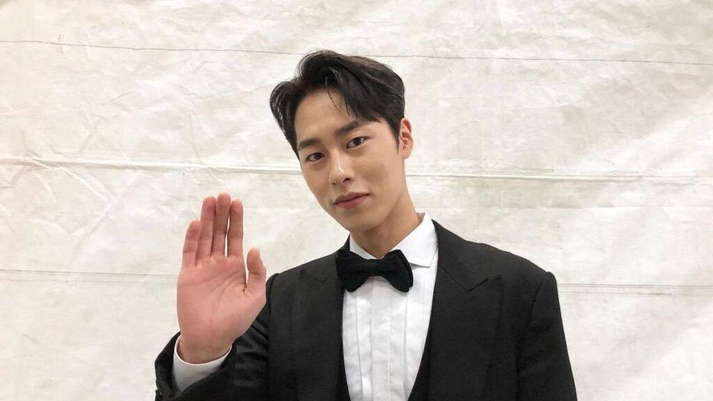 Lee Jae Wook spricht über das Spielen älterer Charaktere, Angst vor dem Scheitern und mehr Lee Jae Wook