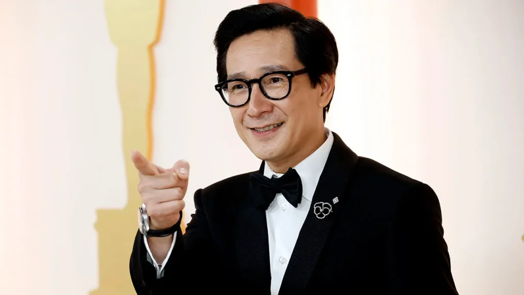 Ke Huy Quan Bio (2023): Ehefrau, Größe, Alter, Sternzeichen, Vermögen & Kinder ke huy quan